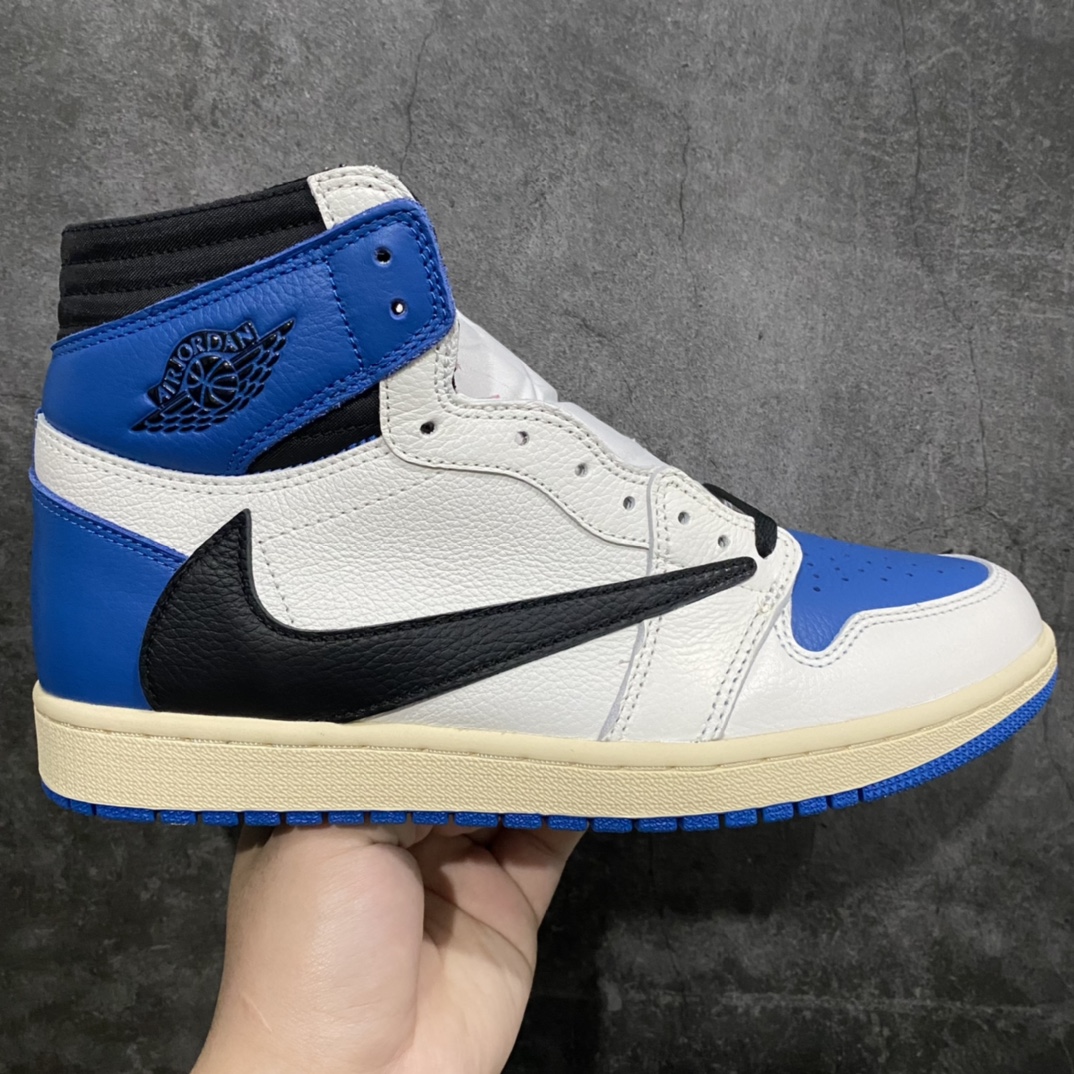 【PK版本】Travis Scott x Fragment Design × Air Jordan 1 High OG SP 三方联名 白蓝黑 AJ1闪电 倒钩 高帮n市售顶级版本 第一梯队产品n细节做工秒杀一众代号纯原鞋型完美 裁边清洁度无敌 原厂皮料质感满分n后跟鬼脸压印效果同步原鞋 针车到位 任何细节可对比原鞋n高价零售首选版本💪🏻 Size：36 36.5 37.5 38 38.5 39 40 40.5 41 42 42.5 43 44 44.5 45 46 47.5 货号：DH3227-105-莆田鞋批发中心