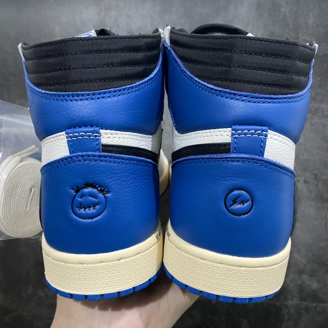 图片[8]-【PK版本】Travis Scott x Fragment Design × Air Jordan 1 High OG SP 三方联名 白蓝黑 AJ1闪电 倒钩 高帮n市售顶级版本 第一梯队产品n细节做工秒杀一众代号纯原鞋型完美 裁边清洁度无敌 原厂皮料质感满分n后跟鬼脸压印效果同步原鞋 针车到位 任何细节可对比原鞋n高价零售首选版本💪🏻 Size：36 36.5 37.5 38 38.5 39 40 40.5 41 42 42.5 43 44 44.5 45 46 47.5 货号：DH3227-105-莆田鞋批发中心