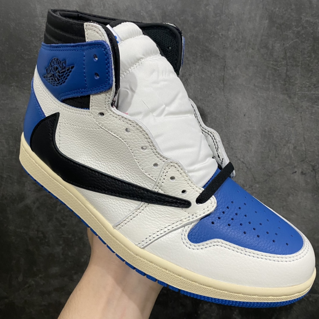 图片[3]-【PK版本】Travis Scott x Fragment Design × Air Jordan 1 High OG SP 三方联名 白蓝黑 AJ1闪电 倒钩 高帮n市售顶级版本 第一梯队产品n细节做工秒杀一众代号纯原鞋型完美 裁边清洁度无敌 原厂皮料质感满分n后跟鬼脸压印效果同步原鞋 针车到位 任何细节可对比原鞋n高价零售首选版本💪🏻 Size：36 36.5 37.5 38 38.5 39 40 40.5 41 42 42.5 43 44 44.5 45 46 47.5 货号：DH3227-105-莆田鞋批发中心