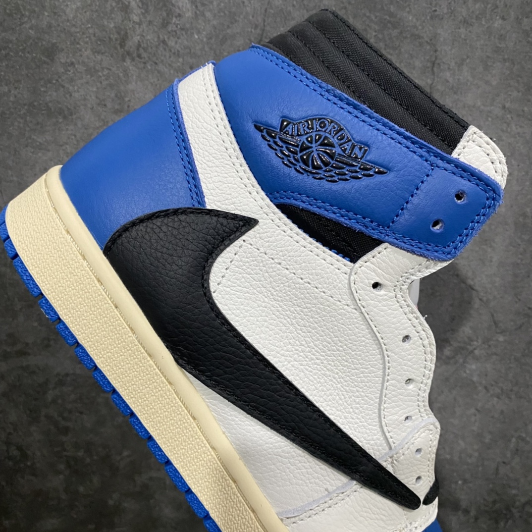 图片[6]-【PK版本】Travis Scott x Fragment Design × Air Jordan 1 High OG SP 三方联名 白蓝黑 AJ1闪电 倒钩 高帮n市售顶级版本 第一梯队产品n细节做工秒杀一众代号纯原鞋型完美 裁边清洁度无敌 原厂皮料质感满分n后跟鬼脸压印效果同步原鞋 针车到位 任何细节可对比原鞋n高价零售首选版本💪🏻 Size：36 36.5 37.5 38 38.5 39 40 40.5 41 42 42.5 43 44 44.5 45 46 47.5 货号：DH3227-105-莆田鞋批发中心