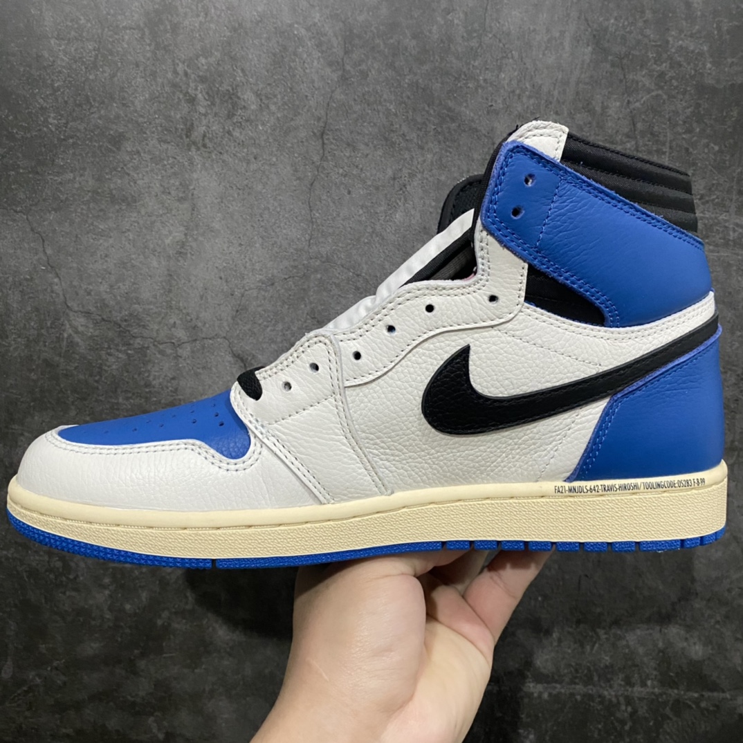 图片[2]-【PK版本】Travis Scott x Fragment Design × Air Jordan 1 High OG SP 三方联名 白蓝黑 AJ1闪电 倒钩 高帮n市售顶级版本 第一梯队产品n细节做工秒杀一众代号纯原鞋型完美 裁边清洁度无敌 原厂皮料质感满分n后跟鬼脸压印效果同步原鞋 针车到位 任何细节可对比原鞋n高价零售首选版本💪🏻 Size：36 36.5 37.5 38 38.5 39 40 40.5 41 42 42.5 43 44 44.5 45 46 47.5 货号：DH3227-105-莆田鞋批发中心