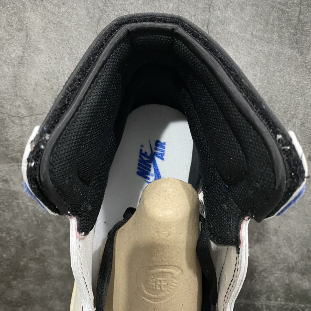 图片[7]-【PK版本】Travis Scott x Fragment Design × Air Jordan 1 High OG SP 三方联名 白蓝黑 AJ1闪电 倒钩 高帮n市售顶级版本 第一梯队产品n细节做工秒杀一众代号纯原鞋型完美 裁边清洁度无敌 原厂皮料质感满分n后跟鬼脸压印效果同步原鞋 针车到位 任何细节可对比原鞋n高价零售首选版本💪🏻 Size：36 36.5 37.5 38 38.5 39 40 40.5 41 42 42.5 43 44 44.5 45 46 47.5 货号：DH3227-105-莆田鞋批发中心