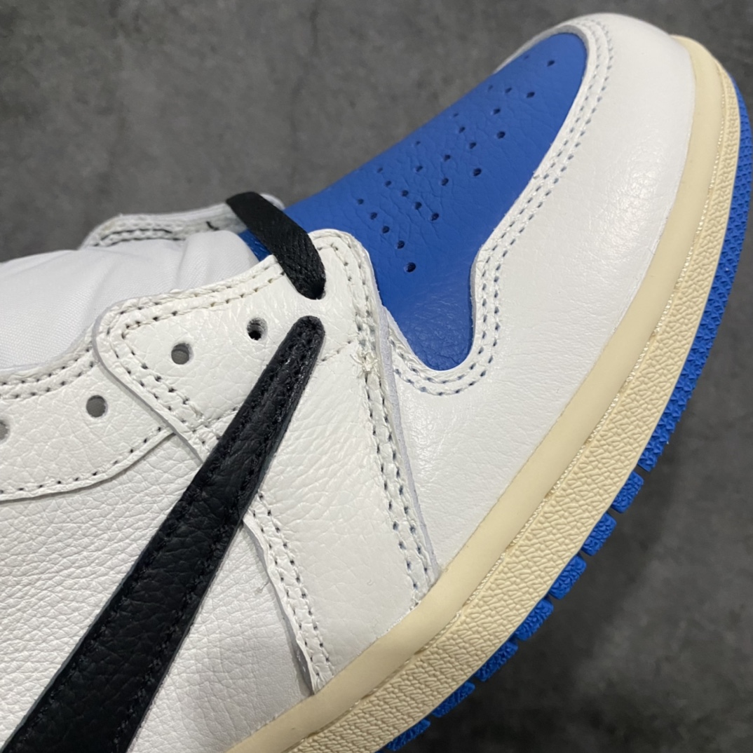 图片[5]-【PK版本】Travis Scott x Fragment Design × Air Jordan 1 High OG SP 三方联名 白蓝黑 AJ1闪电 倒钩 高帮n市售顶级版本 第一梯队产品n细节做工秒杀一众代号纯原鞋型完美 裁边清洁度无敌 原厂皮料质感满分n后跟鬼脸压印效果同步原鞋 针车到位 任何细节可对比原鞋n高价零售首选版本💪🏻 Size：36 36.5 37.5 38 38.5 39 40 40.5 41 42 42.5 43 44 44.5 45 46 47.5 货号：DH3227-105-莆田鞋批发中心