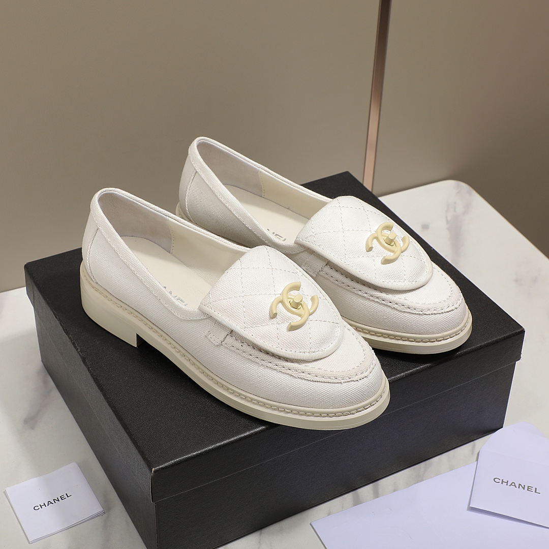 NO:227394,CC Xiaoxiang FW early spring new autumn shoes single shoes loafer series____Fragrant grandma spring essentials, goddess series, with the elegant and famous temperament of Xiangjia, super durable, irresistible, heart-wrenching... The upper color is made of original imported fabric, original mold opening hardware buckle electric embroidery, inner foot pad imported lambskin, high softness and comfort. The original mold opening rubber sole, original mold opening edge strip, (original edge strip car line, not the big sole car line) Size: 35-40, loafers, chanel, loafers, sheepskin19860909CC小香FW早春新款秋鞋单鞋乐福鞋系列____香奶奶春季必备款,女神系列,拥有香家特色优雅名媛气质,超级耐看,让人无法抗拒,心动ing…… 鞋面彩用原版进口面料,原版开模五金扣电绣 内里垫脚进口小羊皮,柔软舒适性高 大底原版开模橡胶大底,原版开模沿条,（原版沿条车线,并非大底车线） 码数:35-40,乐福鞋,chanel,loafers,sheepskin,Women's Shoes