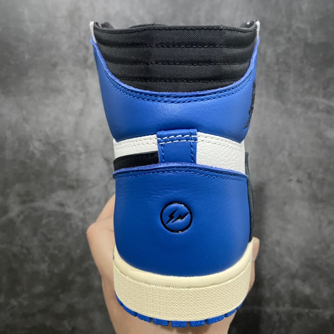 【PK版本】Travis Scott x Fragment Design × Air Jordan 1 High OG SP 三方联名 白蓝黑 AJ1闪电 倒钩 高帮n市售顶级版本 第一梯队产品n细节做工秒杀一众代号纯原鞋型完美 裁边清洁度无敌 原厂皮料质感满分n后跟鬼脸压印效果同步原鞋 针车到位 任何细节可对比原鞋n高价零售首选版本💪🏻 Size：36 36.5 37.5 38 38.5 39 40 40.5 41 42 42.5 43 44 44.5 45 46 47.5 货号：DH3227-105-莆田鞋批发中心