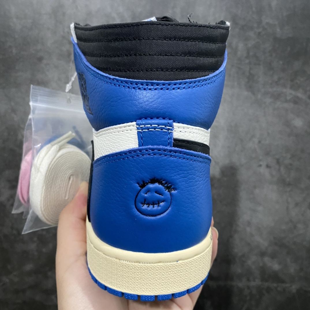 图片[2]-【PK版本】Travis Scott x Fragment Design × Air Jordan 1 High OG SP 三方联名 白蓝黑 AJ1闪电 倒钩 高帮n市售顶级版本 第一梯队产品n细节做工秒杀一众代号纯原鞋型完美 裁边清洁度无敌 原厂皮料质感满分n后跟鬼脸压印效果同步原鞋 针车到位 任何细节可对比原鞋n高价零售首选版本💪🏻 Size：36 36.5 37.5 38 38.5 39 40 40.5 41 42 42.5 43 44 44.5 45 46 47.5 货号：DH3227-105-莆田鞋批发中心