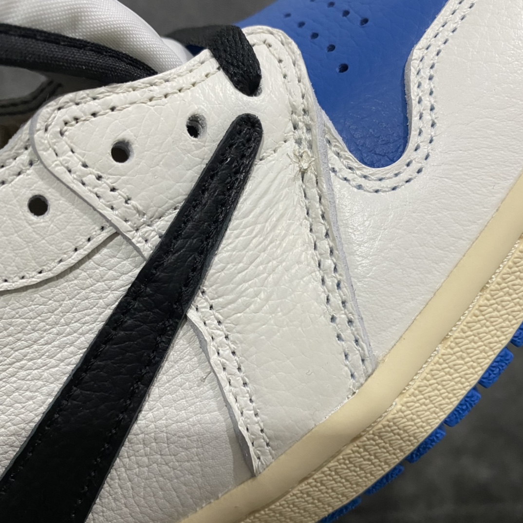 图片[7]-【PK版本】Travis Scott x Fragment Design × Air Jordan 1 High OG SP 三方联名 白蓝黑 AJ1闪电 倒钩 高帮n市售顶级版本 第一梯队产品n细节做工秒杀一众代号纯原鞋型完美 裁边清洁度无敌 原厂皮料质感满分n后跟鬼脸压印效果同步原鞋 针车到位 任何细节可对比原鞋n高价零售首选版本💪🏻 Size：36 36.5 37.5 38 38.5 39 40 40.5 41 42 42.5 43 44 44.5 45 46 47.5 货号：DH3227-105-莆田鞋批发中心