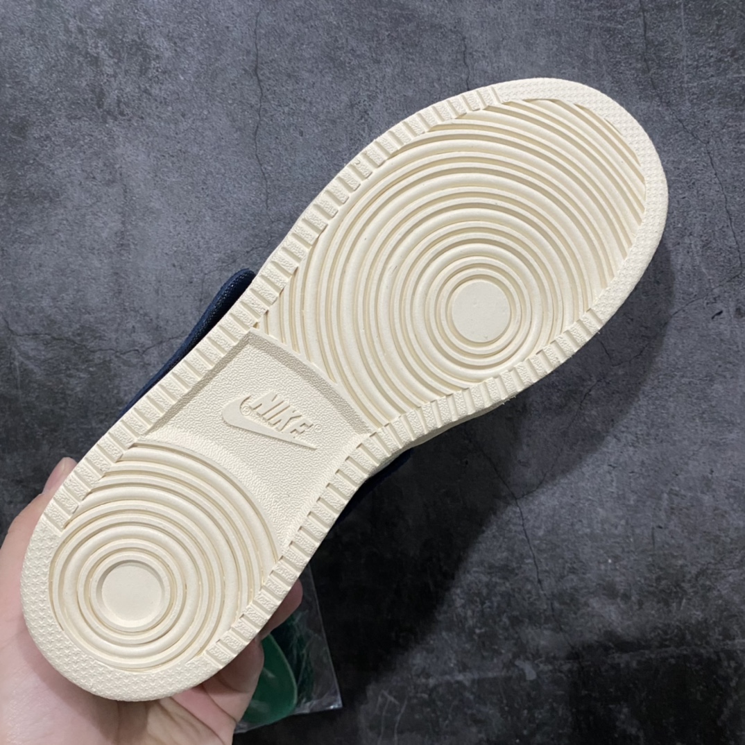 图片[9]-【纯原版本】 Uion LA x Air Jordan AJ1 KO Low 低帮复古篮球鞋 联名白灰 DZ4864-100n选用皮革与麂皮材质进行设计 鞋侧 Swoosh 依旧以魔术贴设计出现 而随鞋附赠的可拆卸 Swoosh 变成绿色和海军蓝色 与帆布款的灰色/蓝色的 Swoosh 组合再次做出区分 在鞋头与鞋尾的侧面分别再次装着黄色缝线与 UN/LA 织唛 内里的鞋垫 或将在左右脚分别饰以 Jumpman 和 UN/LA 标志 彰显合作属性SIZE：39 40 40.5 41 42 42.5 43 44 44.5 45-莆田鞋批发中心