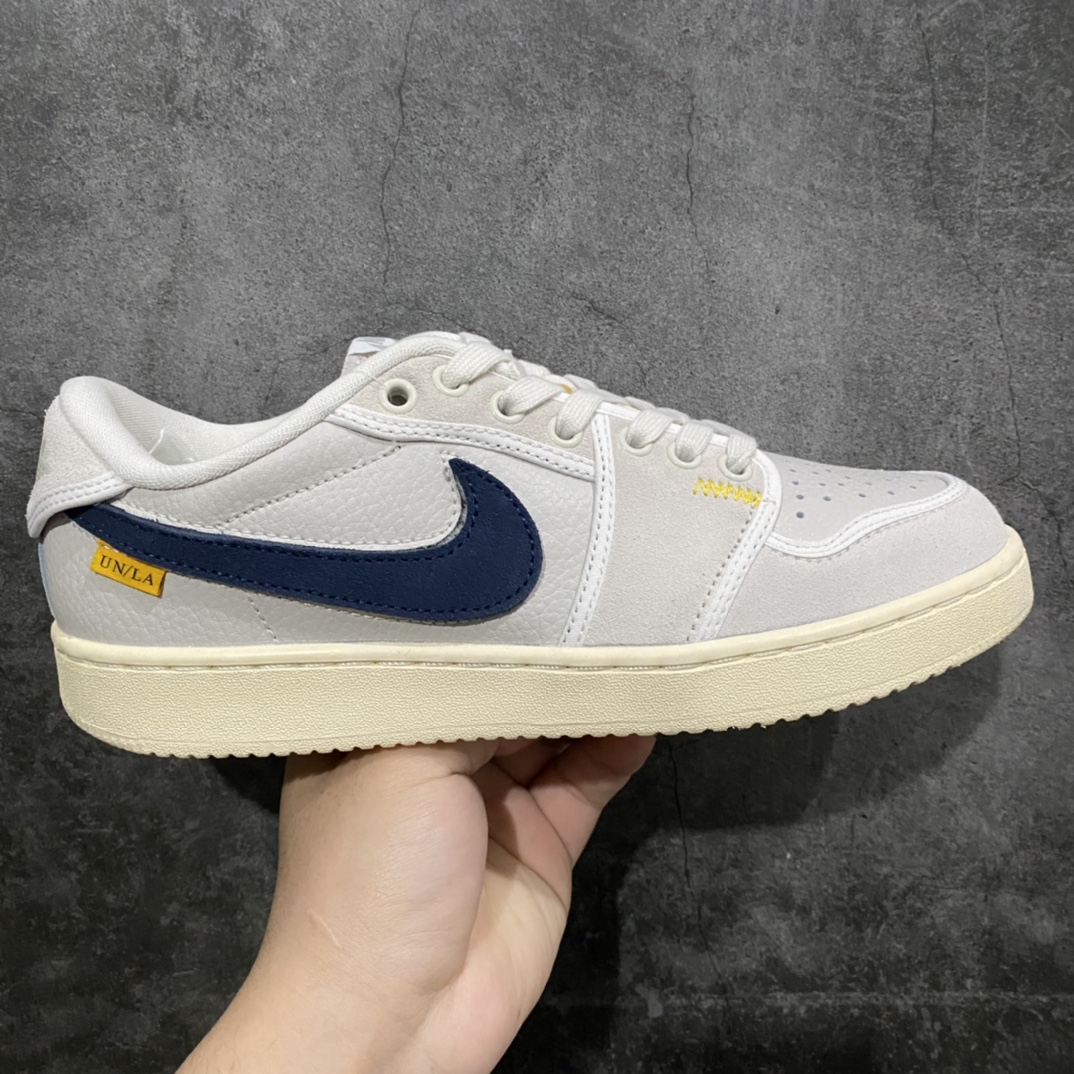 【纯原版本】 Uion LA x Air Jordan AJ1 KO Low 低帮复古篮球鞋 联名白灰 DZ4864-100n选用皮革与麂皮材质进行设计 鞋侧 Swoosh 依旧以魔术贴设计出现 而随鞋附赠的可拆卸 Swoosh 变成绿色和海军蓝色 与帆布款的灰色/蓝色的 Swoosh 组合再次做出区分 在鞋头与鞋尾的侧面分别再次装着黄色缝线与 UN/LA 织唛 内里的鞋垫 或将在左右脚分别饰以 Jumpman 和 UN/LA 标志 彰显合作属性SIZE：39 40 40.5 41 42 42.5 43 44 44.5 45-莆田鞋批发中心