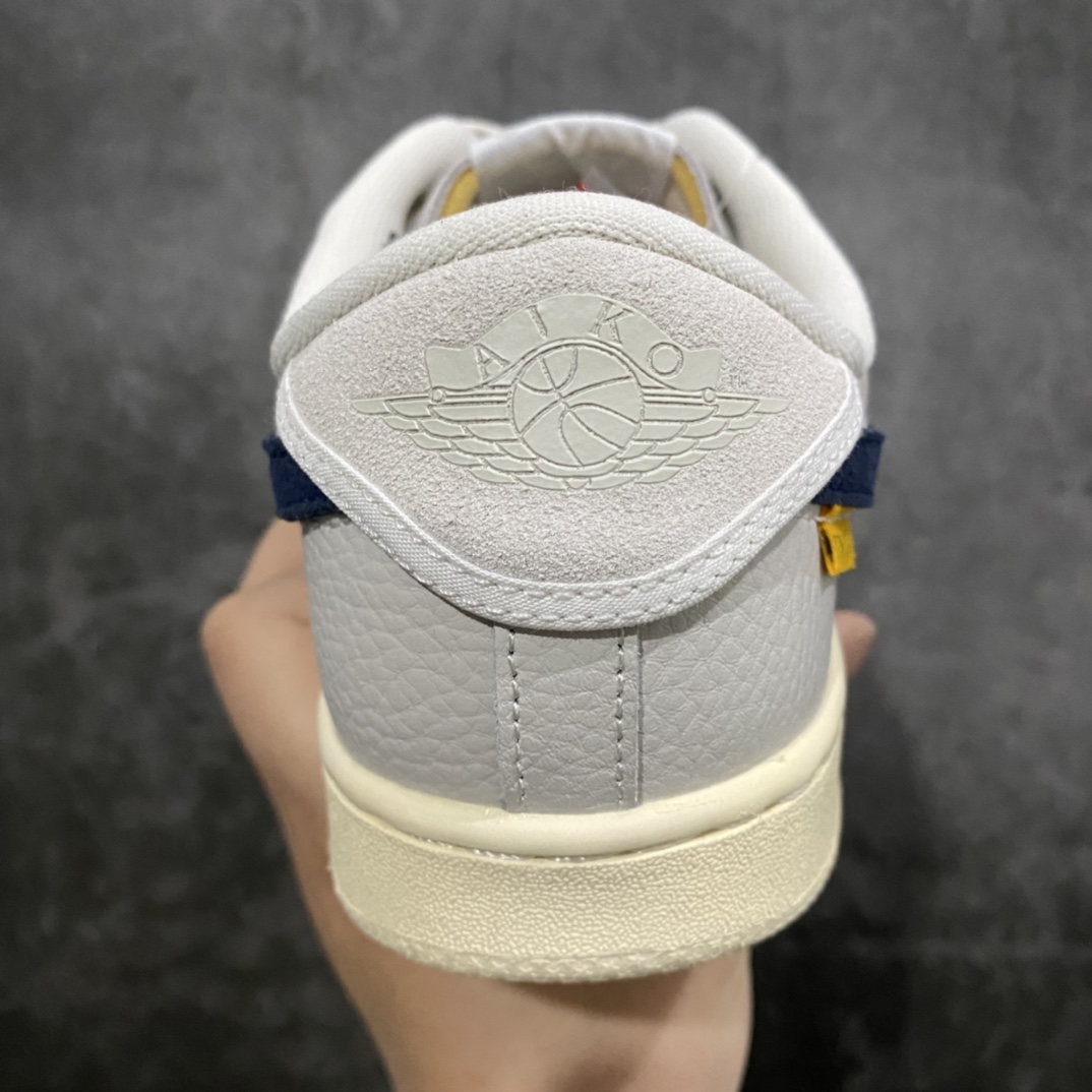 图片[4]-【纯原版本】 Uion LA x Air Jordan AJ1 KO Low 低帮复古篮球鞋 联名白灰 DZ4864-100n选用皮革与麂皮材质进行设计 鞋侧 Swoosh 依旧以魔术贴设计出现 而随鞋附赠的可拆卸 Swoosh 变成绿色和海军蓝色 与帆布款的灰色/蓝色的 Swoosh 组合再次做出区分 在鞋头与鞋尾的侧面分别再次装着黄色缝线与 UN/LA 织唛 内里的鞋垫 或将在左右脚分别饰以 Jumpman 和 UN/LA 标志 彰显合作属性SIZE：39 40 40.5 41 42 42.5 43 44 44.5 45-莆田鞋批发中心