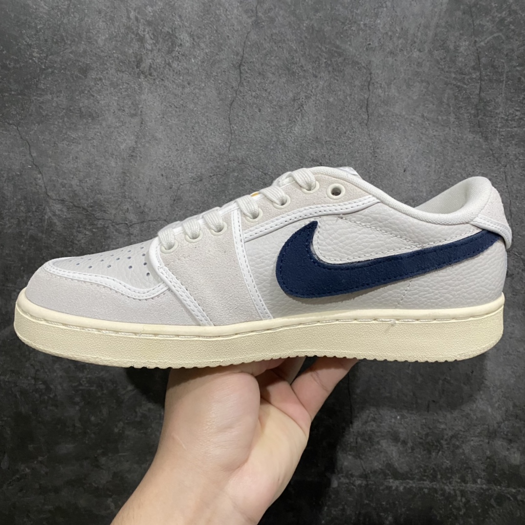 图片[2]-【纯原版本】 Uion LA x Air Jordan AJ1 KO Low 低帮复古篮球鞋 联名白灰 DZ4864-100n选用皮革与麂皮材质进行设计 鞋侧 Swoosh 依旧以魔术贴设计出现 而随鞋附赠的可拆卸 Swoosh 变成绿色和海军蓝色 与帆布款的灰色/蓝色的 Swoosh 组合再次做出区分 在鞋头与鞋尾的侧面分别再次装着黄色缝线与 UN/LA 织唛 内里的鞋垫 或将在左右脚分别饰以 Jumpman 和 UN/LA 标志 彰显合作属性SIZE：39 40 40.5 41 42 42.5 43 44 44.5 45-莆田鞋批发中心