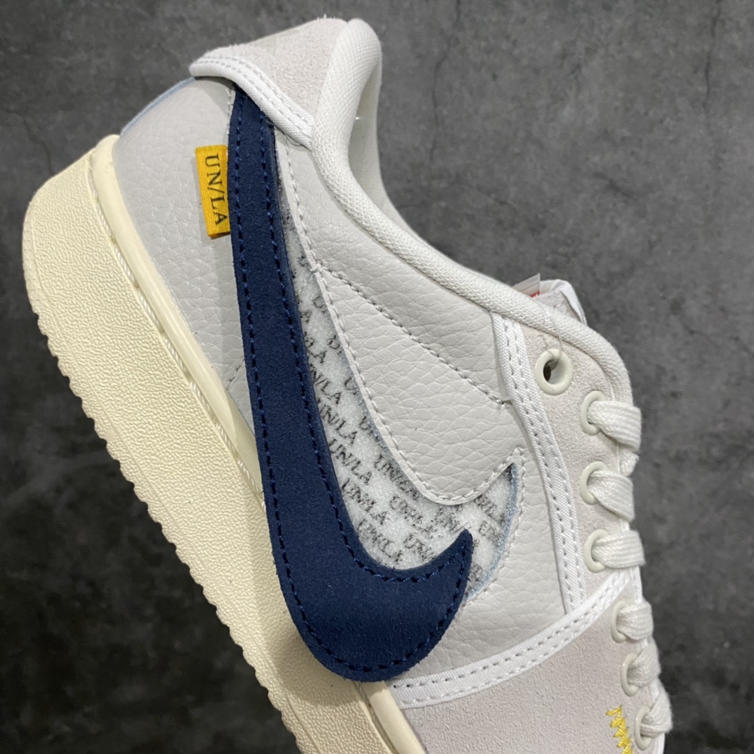 图片[7]-【纯原版本】 Uion LA x Air Jordan AJ1 KO Low 低帮复古篮球鞋 联名白灰 DZ4864-100n选用皮革与麂皮材质进行设计 鞋侧 Swoosh 依旧以魔术贴设计出现 而随鞋附赠的可拆卸 Swoosh 变成绿色和海军蓝色 与帆布款的灰色/蓝色的 Swoosh 组合再次做出区分 在鞋头与鞋尾的侧面分别再次装着黄色缝线与 UN/LA 织唛 内里的鞋垫 或将在左右脚分别饰以 Jumpman 和 UN/LA 标志 彰显合作属性SIZE：39 40 40.5 41 42 42.5 43 44 44.5 45-莆田鞋批发中心