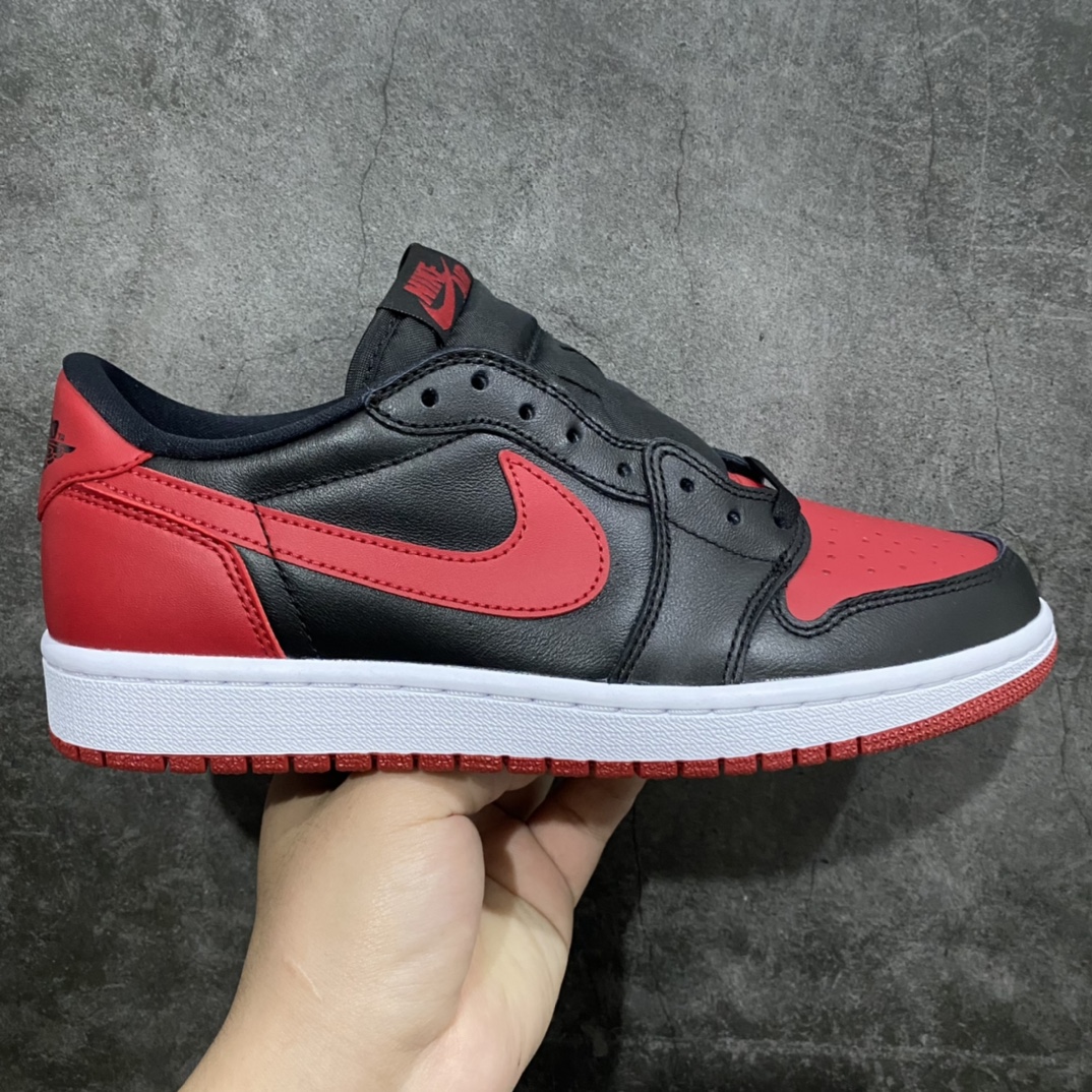 【莞产DG纯原】 Air Jordan AJ1 Retro Low OG低帮黑红禁穿 705329-001nn市场OG低帮天花板 全套原纸板楦头开发 原厂特供皮料加持 确保原汁原味 完美呈现一代版型 一比一鞋头弧度高度鞋身弧度 数据细节工艺流程均保持原鞋一致 后跟弧度收口自然对折 极致一眼正品既视感 原厂皮料 进口玻璃冲刀皮料裁剪零毛边 承诺百分百一致原鞋 全鞋电脑针车工艺 鞋面清洁度最高QC检验标准 控制溢胶 飞翼3D高频深度立体 鞋盒、防尘纸 均采购来自原厂SIZE：40.5 41 4705329-0012 42.5 43 44 44.5 45 46 47.5-莆田鞋批发中心