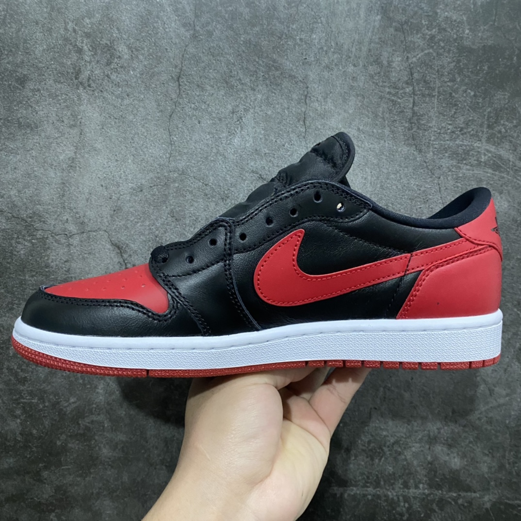 图片[2]-【莞产DG纯原】 Air Jordan AJ1 Retro Low OG低帮黑红禁穿 705329-001nn市场OG低帮天花板 全套原纸板楦头开发 原厂特供皮料加持 确保原汁原味 完美呈现一代版型 一比一鞋头弧度高度鞋身弧度 数据细节工艺流程均保持原鞋一致 后跟弧度收口自然对折 极致一眼正品既视感 原厂皮料 进口玻璃冲刀皮料裁剪零毛边 承诺百分百一致原鞋 全鞋电脑针车工艺 鞋面清洁度最高QC检验标准 控制溢胶 飞翼3D高频深度立体 鞋盒、防尘纸 均采购来自原厂SIZE：40.5 41 4705329-0012 42.5 43 44 44.5 45 46 47.5-莆田鞋批发中心