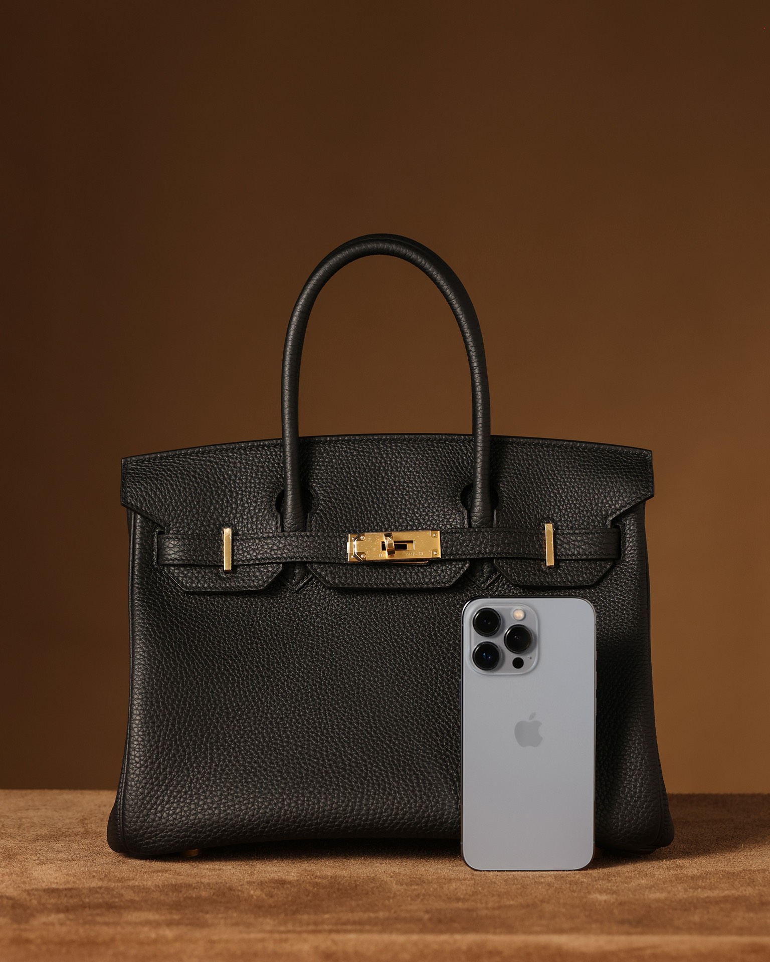 Channel product, 95% authentic high-grade genuine. Exclusive real photos with unique background. Hermes Birkin 30cm, black with gold hardware. Exclusive channel item made from original European factory leather and hardware, assembled as ZP factory seconds. Size: 30 x 22 x 16 cm.

We use imported original Togo leather for Birkin. Togo leather is the classic Birkin material, featuring a uniform grain similar to litchi texture with a glossy finish. It is firm, maintains shape well, relatively light, soft to touch, durable, and wear-resistant.

Our leather is pure original, identical to authentic boutique quality.

Handmade channel products contact: 9978088980  
Pure handmade: 9958088680  
Half handmade wax thread: 9918588270  
Machine-stitched first layer cowhide: 998588135 image 1
