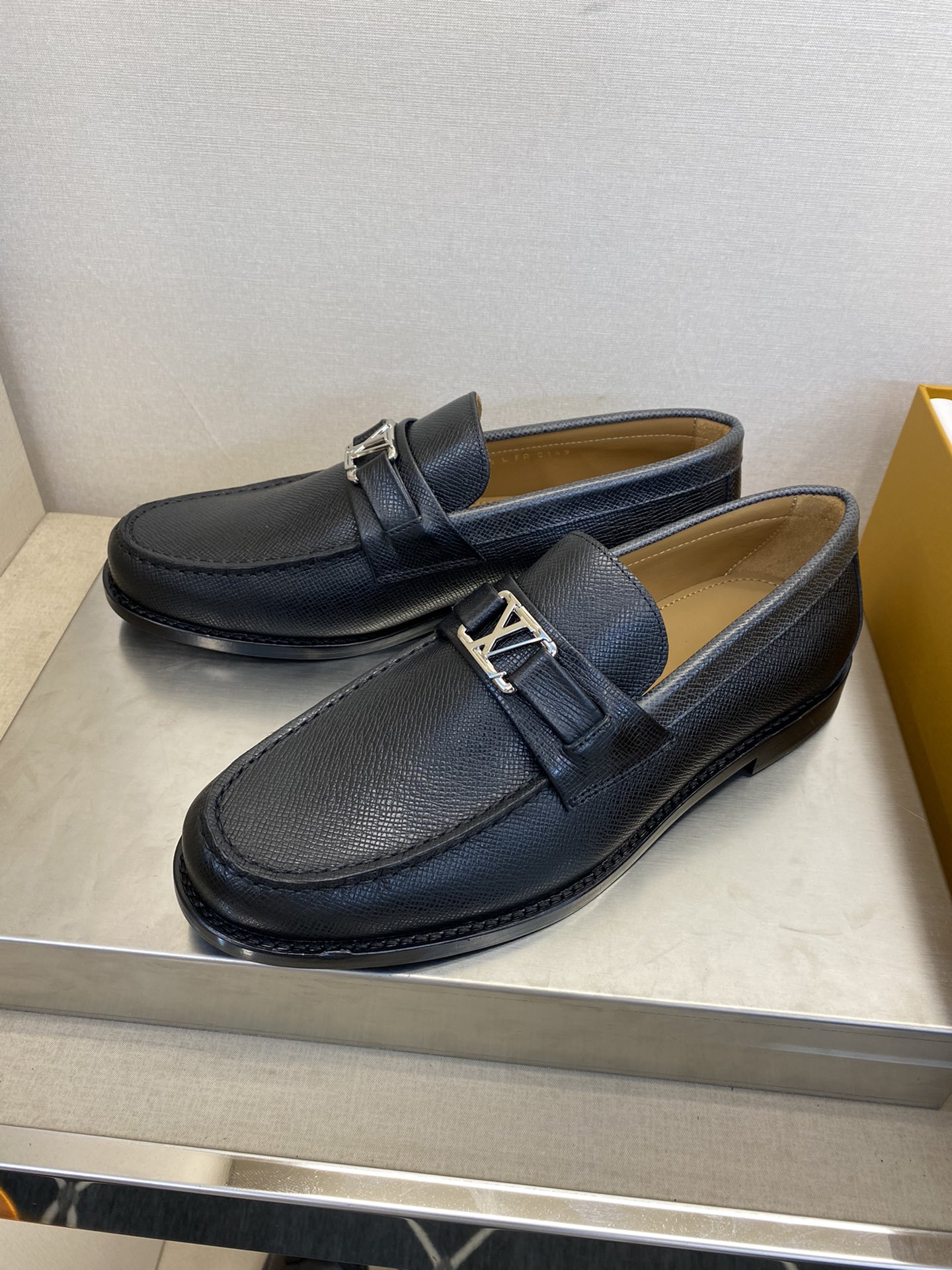 L*V独家高品スタイリッシュレザーシューズ