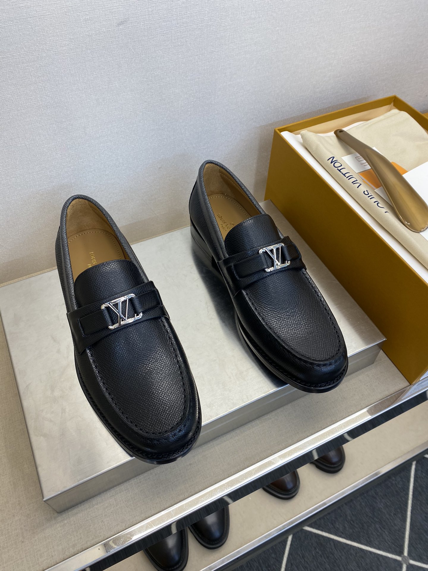 L*V独家高品スタイリッシュレザーシューズ