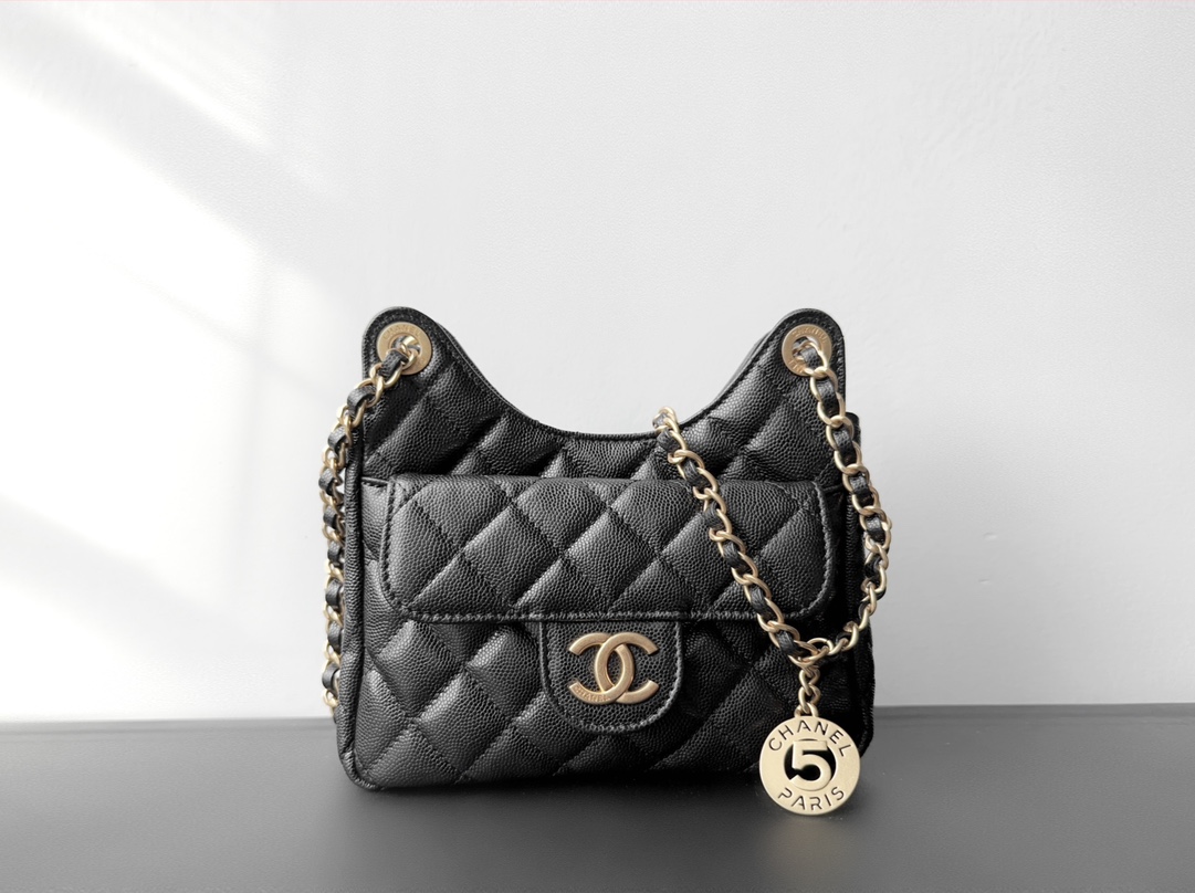 💥Boom! New arrival! The 23S Early Spring Collection Hobo Wanderer Series has already captured the hearts of many. Made of highly durable calf leather. The design with gilded buckle adds soul to the whole bag, making it a must-have item. Color: Black Size: 19×17.5×16cm image 1