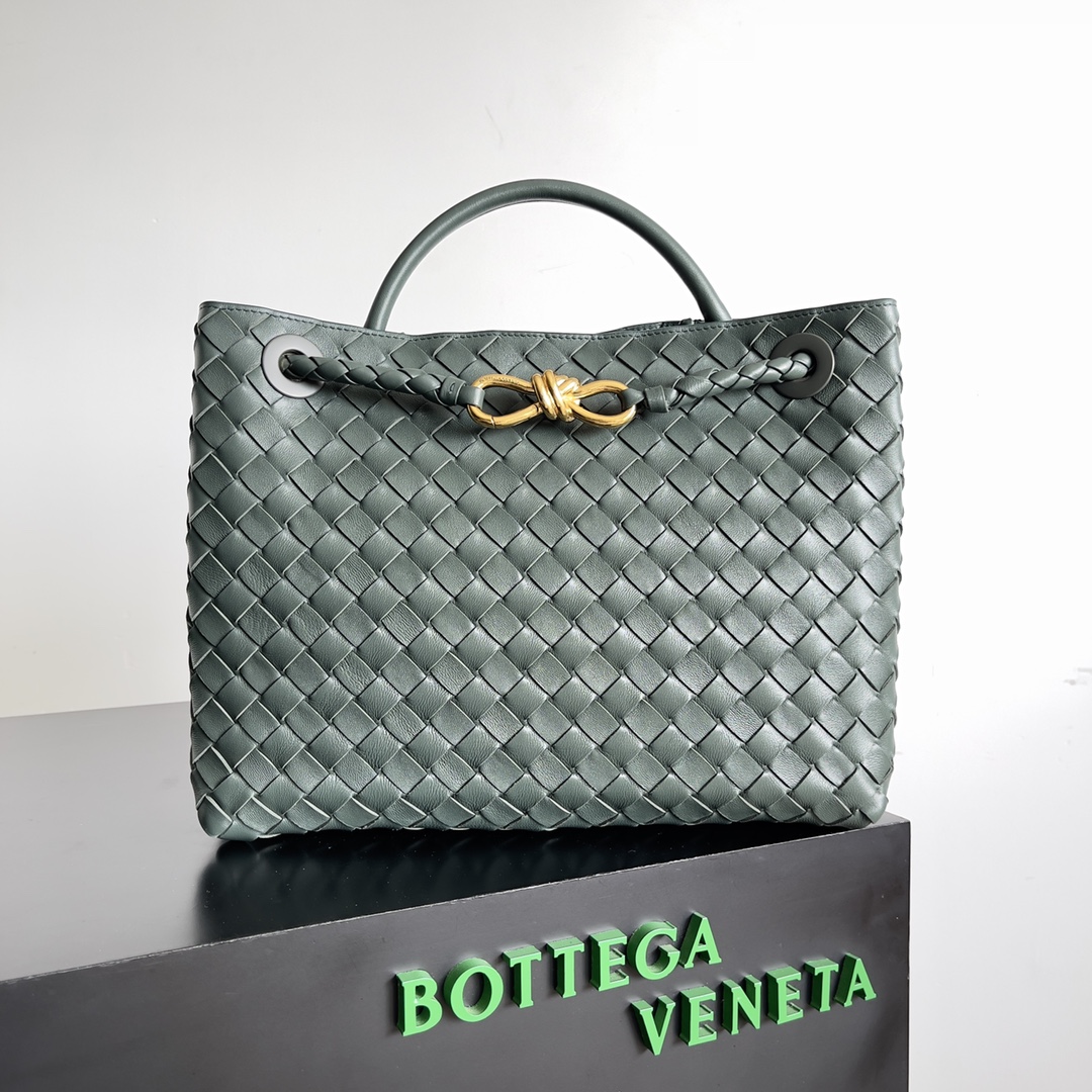 NO:754186,Special grade original leather BV’s new Andiamo has been shipped and is really popular. Bottega Veneta’s new Andiamo woven handbag launched this season is really popular all over the world!  !  Celebrities at home and abroad have worn it, and Oscar-winning actress Michelle Yeoh has taken it out on the street. Sonja, Traiara, Yu Feihong, Sanji Ayaka, Rosie Hunting-Whiteley, Yoshioka Riho, etc. have all picked up this bag. It is classic and versatile and shows temperament, and the bag capacity is also large, which is very convenient for daily commuting!  !  A variety of carrying methods, the shoulder straps can be adjusted by yourself, the original lambskin feels soft and delicate, and the u19860909特级 原厂皮 BV的新款Andiamo出货啦真的实火Bottega Veneta 本季推出的新款Andiamo编织手袋真的是火遍全球！！海内外明星纷纷上身,奥斯卡影后杨紫琼都带它出街,宋佳、崔雅拉、俞飞鸿、三吉彩花、Rosie Hunting-Whiteley 、吉冈里帆等等都pick过这款的包包,经典百搭很显气质,而且包包容量也很大,日常通勤非常方便！！多种背法,肩带可自己调节,原厂小羊皮手感柔软细腻,中性风格的打造,打破性别界限,带来更实用、更持久的使用体验 兼具优雅与休闲风格的Andiamo完美诠释“时尚老钱风” 款号743572 颜色墨水绿 尺寸32*24*12cm,特级BV,bottega veneta,bottega veneta,sheepskin,Bag