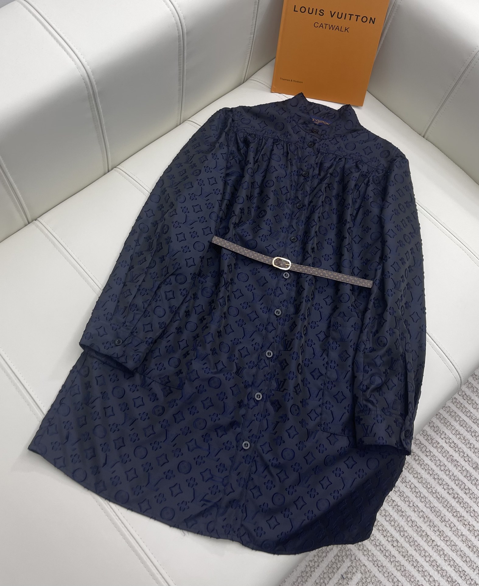 NO:696844,Louis Vuitto* new arrival belted jacquard shirt dress. Shirt style design. Paired with presbyopic belt. Full of style. Customized jacquard fabric. Small stand-up collar design. Exquisite and elegant. Classic presbyopic pattern. Not easy to go out of style. Fashionable upper body. High version. 2 colors, Louis Vuitton, skirts,19860909Louis Vuitto* 新品上架腰带提花衬衣裙 衬衣版型设计 搭配老花腰带 洋气十足 定制提花面料 小立领设计 精致优雅 经典的老花图案 不易过时 上身气质时髦 高版本 2色,,louis vuitton,skirts,,Women's clothing