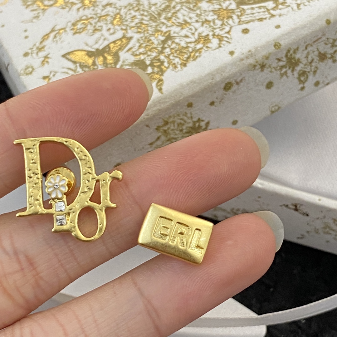 NO:101010,DIOR earrings are popular and new. Dior asymmetric letter earrings are retro and high-end, slightly elegant and feminine. Dior earrings, dior, dior19860909DIOR耳钉热销款火爆上新 迪奥不对称字母耳钉 复古高级,略带几分优雅又不失小女人味～,Dior耳钉,dior,dior,Jewelry