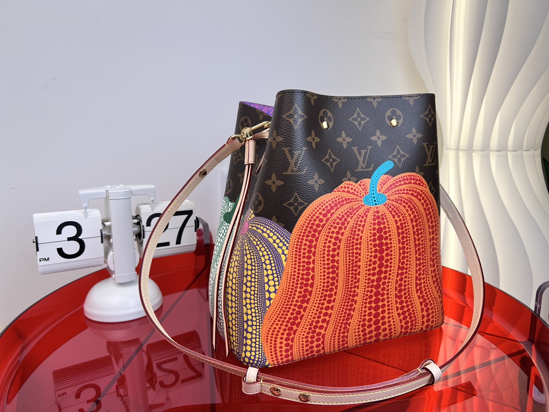 🌼 m46467尺寸:26×26×17.5cmLV海外渠道资源特供❗️LV✖️YK NEONOE 中号手