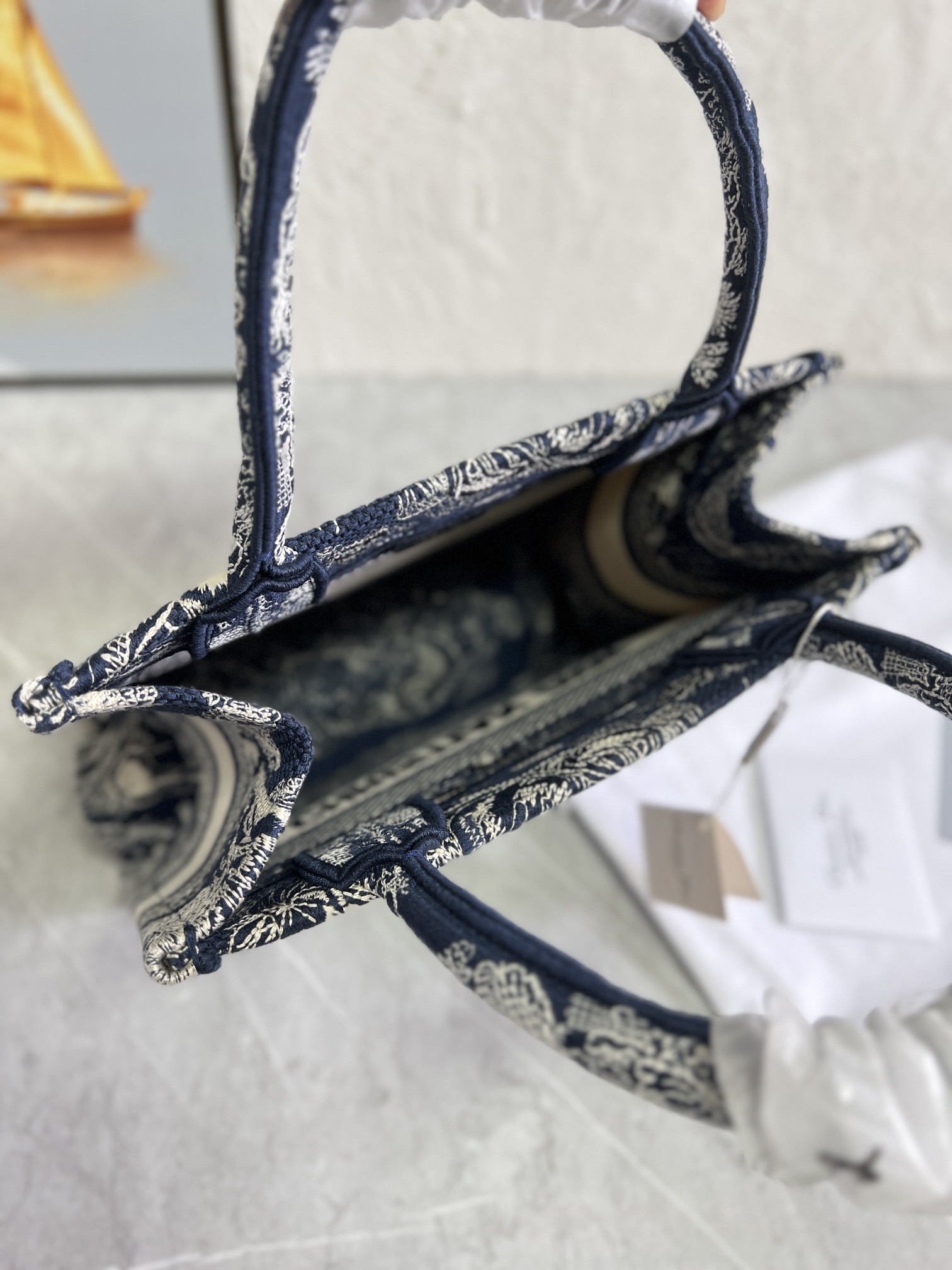 原单跑量(升级版本)3D立体效果更好，供写字楼单品• 小号新蓝虎色款Book Tote 手袋由 Dio*