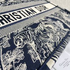 原单跑量(升级版本)3D立体效果更好,供写字楼单品• 中号新蓝虎色款Book Tote 手袋由 Dio* 原单跑量(升级版本)3D立体效果更好,供写字楼单品• 中号新蓝虎色款Book Tote 手袋由 Dio*
