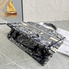原单跑量(升级版本)3D立体效果更好,供写字楼单品• 中号新蓝虎色款Book Tote 手袋由 Dio* 原单跑量(升级版本)3D立体效果更好,供写字楼单品• 中号新蓝虎色款Book Tote 手袋由 Dio*