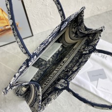 原单跑量(升级版本)3D立体效果更好,供写字楼单品• 中号新蓝虎色款Book Tote 手袋由 Dio* 原单跑量(升级版本)3D立体效果更好,供写字楼单品• 中号新蓝虎色款Book Tote 手袋由 Dio*