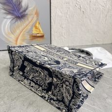 原单跑量(升级版本)3D立体效果更好,供写字楼,白云单品• 大号新蓝虎色款Book Tote 手袋由 D 原单跑量(升级版本)3D立体效果更好,供写字楼,白云单品• 大号新蓝虎色款Book Tote 手袋由 D