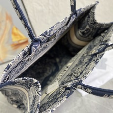 原单跑量(升级版本)3D立体效果更好,供写字楼,白云单品• 大号新蓝虎色款Book Tote 手袋由 D 原单跑量(升级版本)3D立体效果更好,供写字楼,白云单品• 大号新蓝虎色款Book Tote 手袋由 D