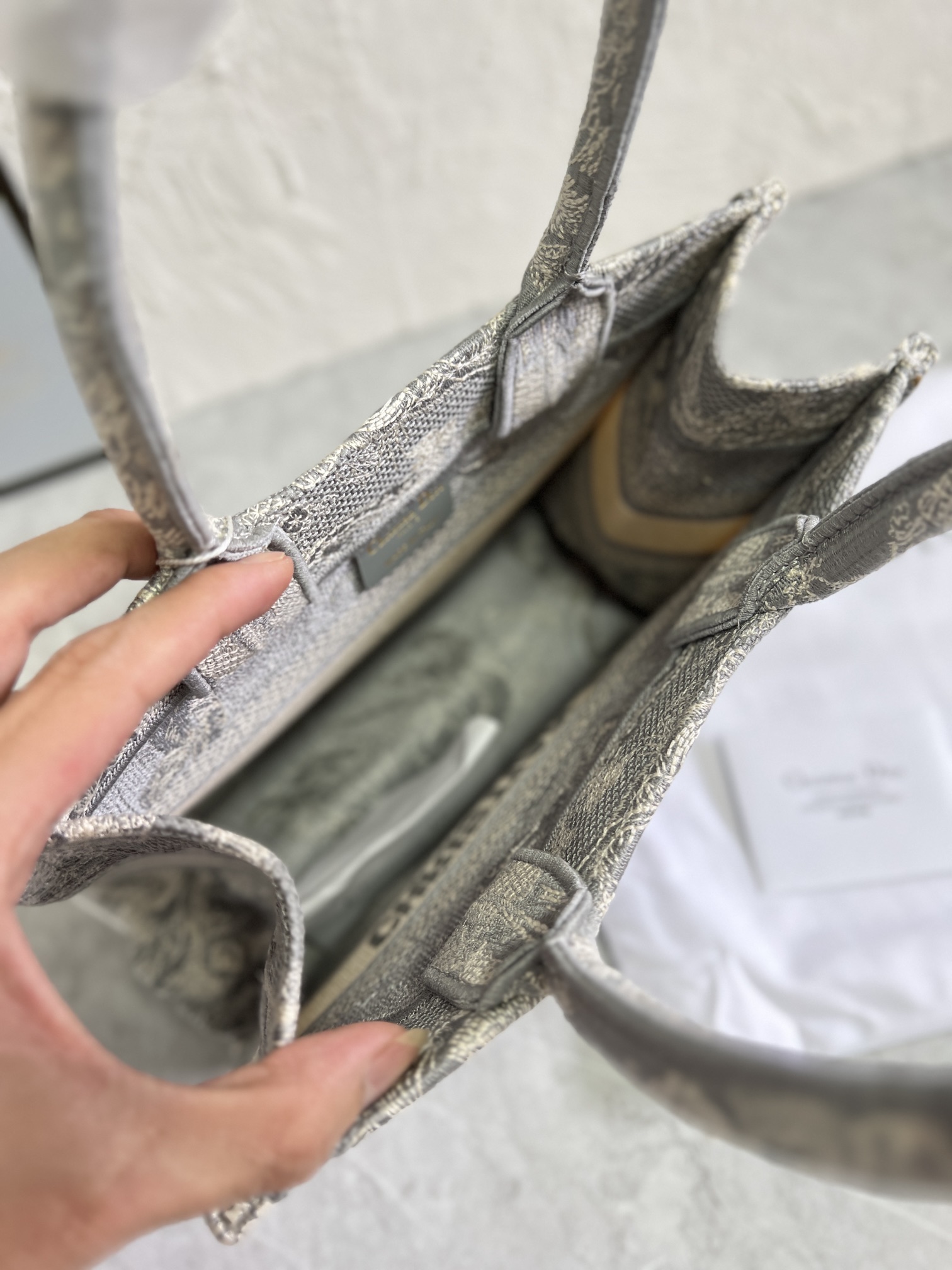 原单跑量(升级版本)3D立体效果更好，供写字楼单品• 小号新灰虎色款Book Tote 手袋由 Dio*