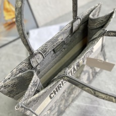 原单跑量(升级版本)3D立体效果更好,供写字楼单品• 中号新灰虎色款Book Tote 手袋由 Dio* 原单跑量(升级版本)3D立体效果更好,供写字楼单品• 中号新灰虎色款Book Tote 手袋由 Dio*