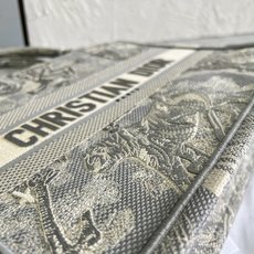 原单跑量(升级版本)3D立体效果更好,供写字楼单品• 中号新灰虎色款Book Tote 手袋由 Dio* 原单跑量(升级版本)3D立体效果更好,供写字楼单品• 中号新灰虎色款Book Tote 手袋由 Dio*
