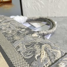 原单跑量(升级版本)3D立体效果更好,供写字楼单品• 中号新灰虎色款Book Tote 手袋由 Dio* 原单跑量(升级版本)3D立体效果更好,供写字楼单品• 中号新灰虎色款Book Tote 手袋由 Dio*