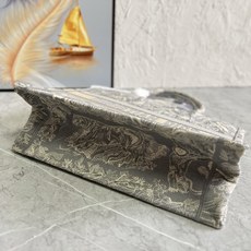 原单跑量(升级版本)3D立体效果更好,供写字楼单品• 中号新灰虎色款Book Tote 手袋由 Dio* 原单跑量(升级版本)3D立体效果更好,供写字楼单品• 中号新灰虎色款Book Tote 手袋由 Dio*