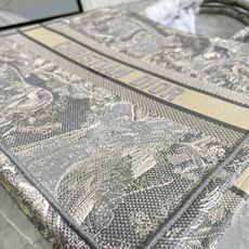 原单跑量(升级版本)3D立体效果更好,供写字楼单品• 大号新灰虎色款Book Tote 手袋由 Dio* 原单跑量(升级版本)3D立体效果更好,供写字楼单品• 大号新灰虎色款Book Tote 手袋由 Dio*