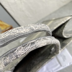 原单跑量(升级版本)3D立体效果更好,供写字楼单品• 大号新灰虎色款Book Tote 手袋由 Dio* 原单跑量(升级版本)3D立体效果更好,供写字楼单品• 大号新灰虎色款Book Tote 手袋由 Dio*