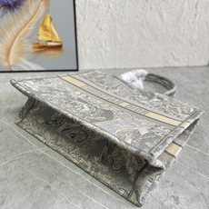 原单跑量(升级版本)3D立体效果更好,供写字楼单品• 大号新灰虎色款Book Tote 手袋由 Dio* 原单跑量(升级版本)3D立体效果更好,供写字楼单品• 大号新灰虎色款Book Tote 手袋由 Dio*