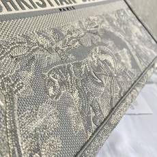 原单跑量(升级版本)3D立体效果更好,供写字楼单品• 大号新灰虎色款Book Tote 手袋由 Dio* 原单跑量(升级版本)3D立体效果更好,供写字楼单品• 大号新灰虎色款Book Tote 手袋由 Dio*