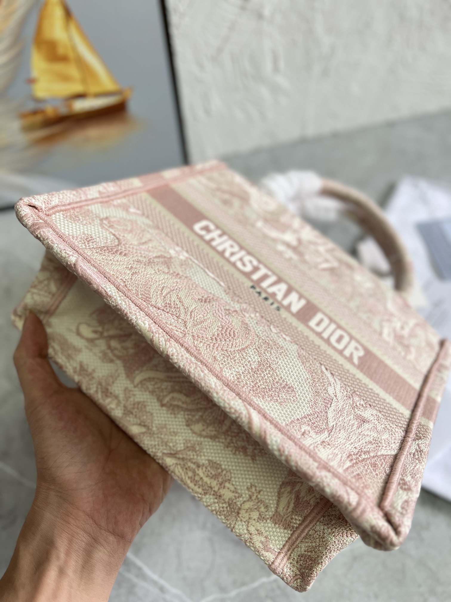 原单跑量(升级版本)3D立体效果更好，供写字楼单品• 小号粉老虎色款Book Tote 手袋由 Dio*