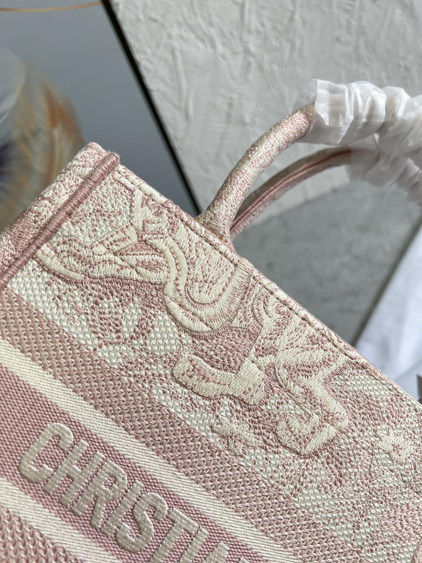原单跑量(升级版本)3D立体效果更好，供写字楼单品• 小号粉老虎色款Book Tote 手袋由 Dio*