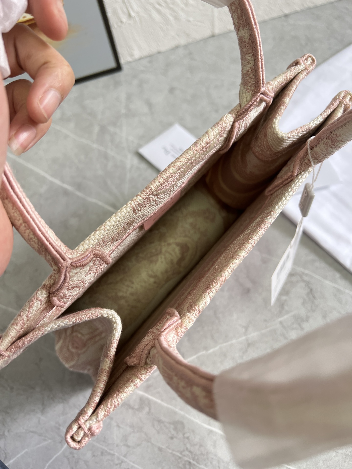 原单跑量(升级版本)3D立体效果更好，供写字楼单品• 小号粉老虎色款Book Tote 手袋由 Dio*