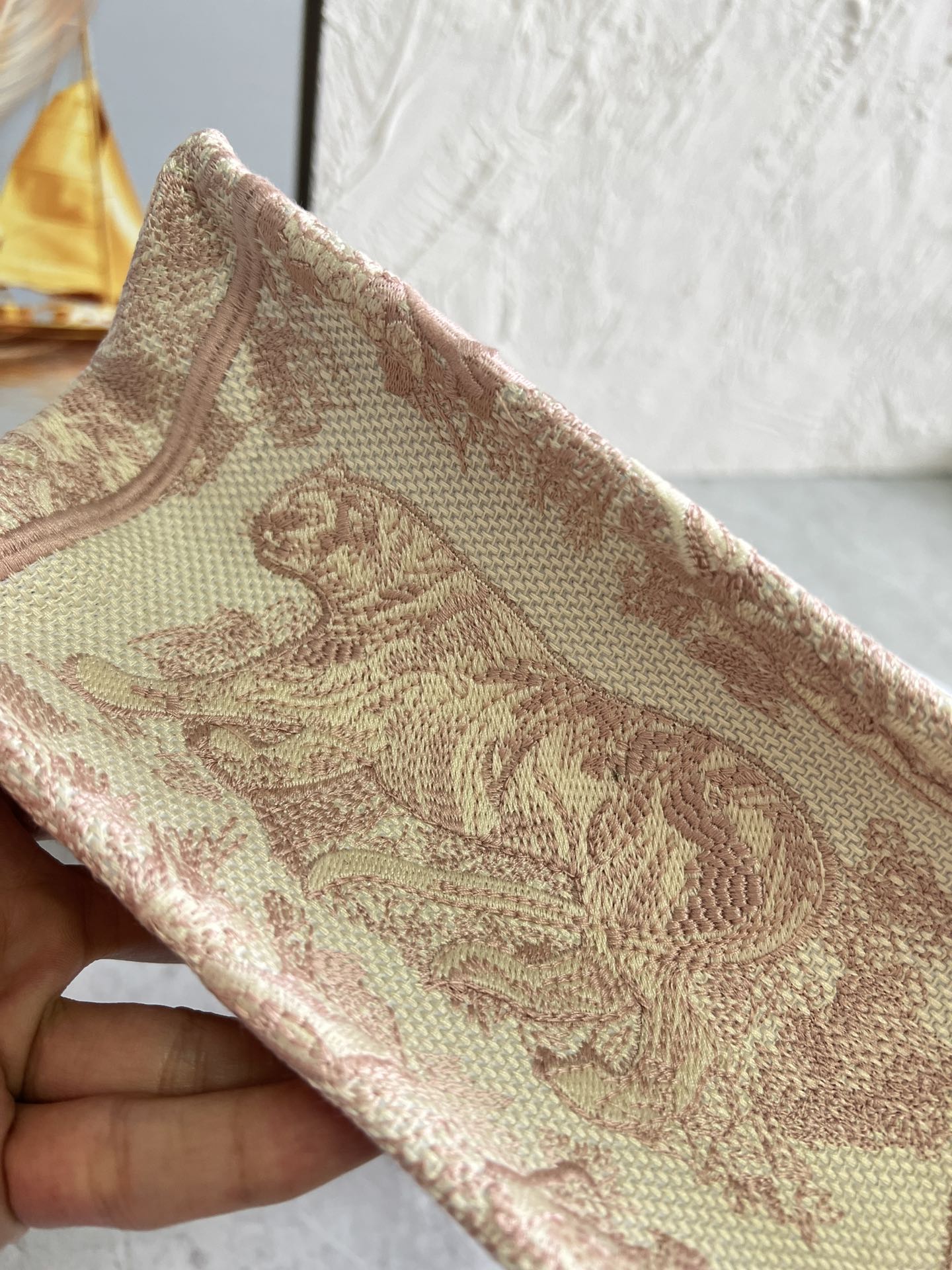 原单跑量(升级版本)3D立体效果更好，供写字楼单品• 小号粉老虎色款Book Tote 手袋由 Dio*