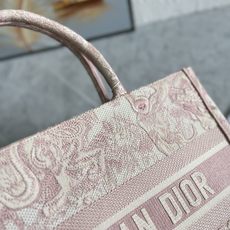 原单跑量(升级版本)3D立体效果更好,供写字楼单品• 中号粉老虎色款Book Tote 手袋由 Dio* 原单跑量(升级版本)3D立体效果更好,供写字楼单品• 中号粉老虎色款Book Tote 手袋由 Dio*