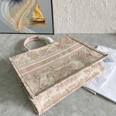 原单跑量(升级版本)3D立体效果更好,供写字楼单品• 大号粉老虎色款Book Tote 手袋由 Dio* 原单跑量(升级版本)3D立体效果更好,供写字楼单品• 大号粉老虎色款Book Tote 手袋由 Dio*