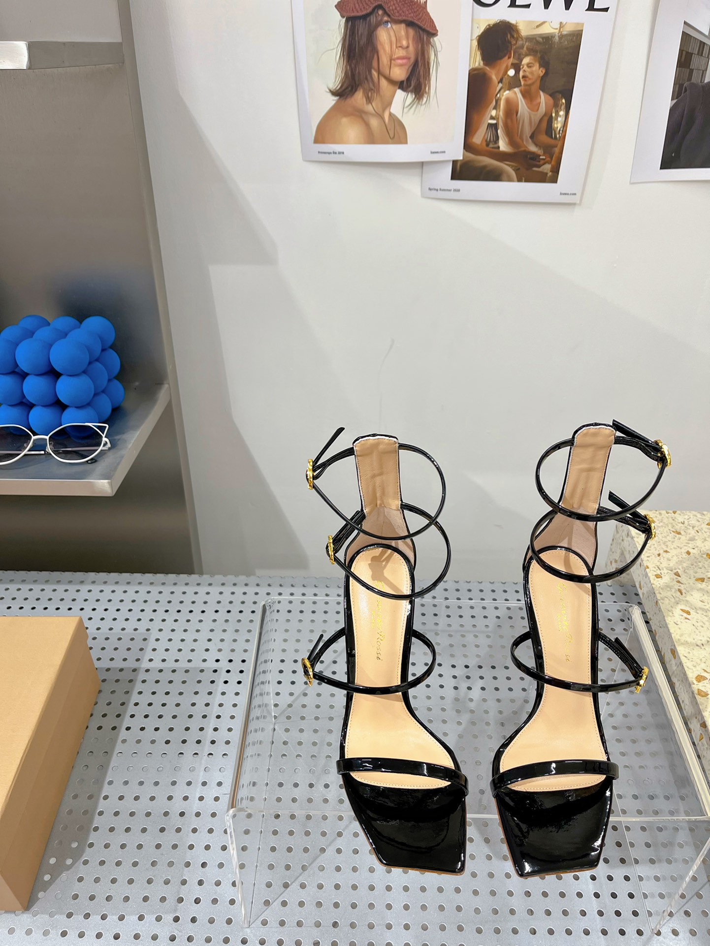 NO:382405,GR simple design can really never go out of time. The contour shows the transparency of the abdominal muscles, full of pure desire, and every pair of shoes exudes a strong Italian sexy. ★Fabric patent leather, inner sheepskin, sole genuine leather outsole, elegant style, create a different feeling, heel height 10.5 cm, counter packaging, simple and elegant style!  Top show bdetails in the market ————————————— ⊿size. ｜35-40 (40 custom-made non-return and exchange), high heels, high heels, sheepskin, Leather soles19860909gr简约设计真的可以永不过时,轮廓感展示了腹肌的通透感,满满的纯欲风,每一双鞋子都散发着浓浓的意式性感. ★面料漆皮 内里羊皮 鞋底真皮大底 优雅风格 创造不一样的感觉 跟高 10.5 cm 专柜包装 简约气质款式！ 市场顶级 show bdetails ————————————  ⊿size. ｜35-40（40 定制不退换）,高跟鞋,high heels,sheepskin,Leather soles,Women's Shoes