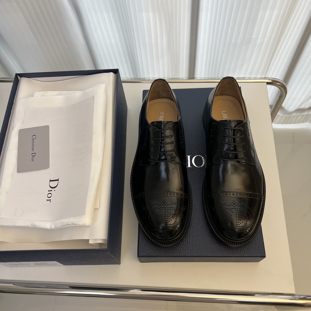 NO:275222,Dior derby shoes | genuine leather sole formal leather shoes | carefully crafted with open-edge beaded cowhide | water dyed cowhide inner lining | with classic lace-up opening and closing | exquisite embossed brand logo on the sides | shiny laminated heel design to enhance style | can be matched with formal or casual style Size39-44 (38.45.46 custom made),,dior,dior,cowhide19860909Dior迪奥德比鞋｜真皮底正装皮鞋｜采用开边珠牛皮精心制作｜水染牛皮内里｜搭配经典的系带开合｜侧面饰以精致的压花品牌标志｜富有光泽的叠层鞋跟设计提升格调｜可与正装或休闲造型搭配 Size39-44(38.45.46定做),,dior,dior,cowhide,Men's shoes