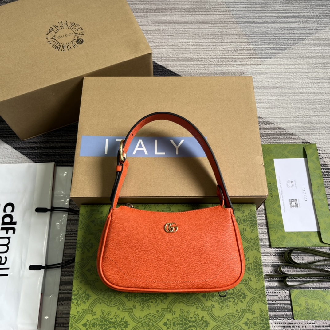 GUCCI crescent-shaped small shoulder bag soft leather double G logo